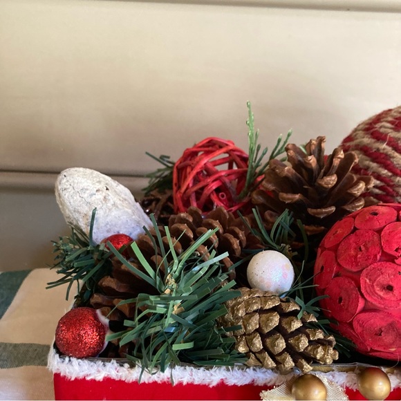 Table Centerpiece Christmas Pine Cones Red White Berries Orbs s 10 x 7 x 5 in - Picture 5 of 14